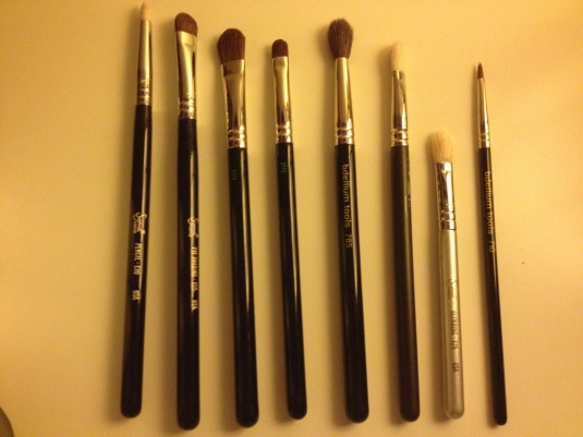 de gauche à droite le pinceau crayon de Sigma E30,pinceau plat  Eye shading Sigma E55,le 778 de Bdellium Tools , le 772 de Bdellium Tools, le 785 de Bdellium Tools, le 217 de MAC, le blending E25 de Sigma, et le 710 de Bdellium Tools 